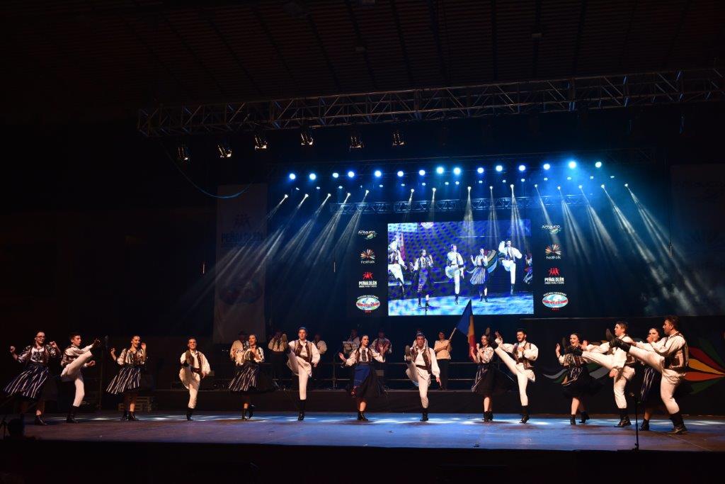 Ansamblul Folcloric Sinca Noua in Peñalolén, Chile 2017,  Joc de pe Valea Hartibaciului, pe scena la Centro de Eventos Chimkove